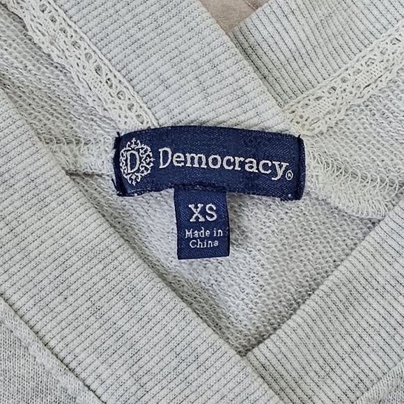 DEMOCRACY | COTTON BLEND CROPPED SLEEVE DOUBLE V NECKLINE SWEATSHIRT PUL… - Picture 13 of 16
